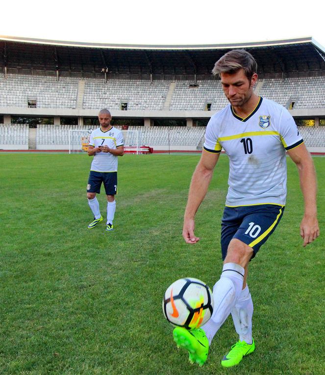 Liam McIntyre alaturi de jucatorii Sanatatii Cluj